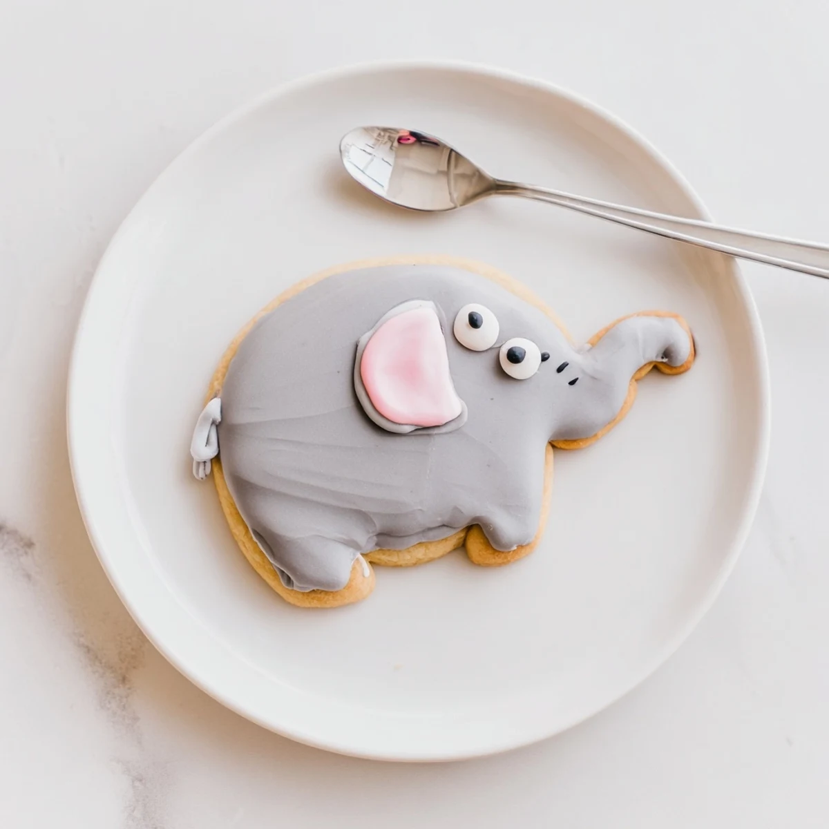 Giant, frosted Biscuits Amical Éléphant Géant, perfect for sharing and bringing smiles to kids.